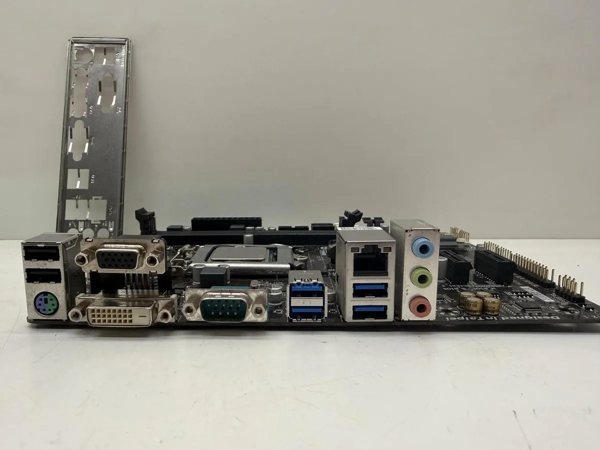 Материнська плата Gigabyte GA-H81M-D2V (LGA 1150, DDR3, б/в)