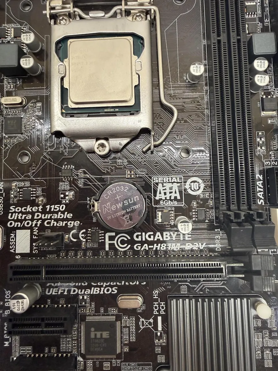 Материнська плата Gigabyte GA-H81M-D2V (LGA 1150, DDR3, б/в)