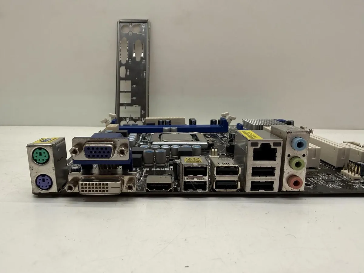 Материнська плата ASRock H61M (LGA 1155, DDR3, б/в)