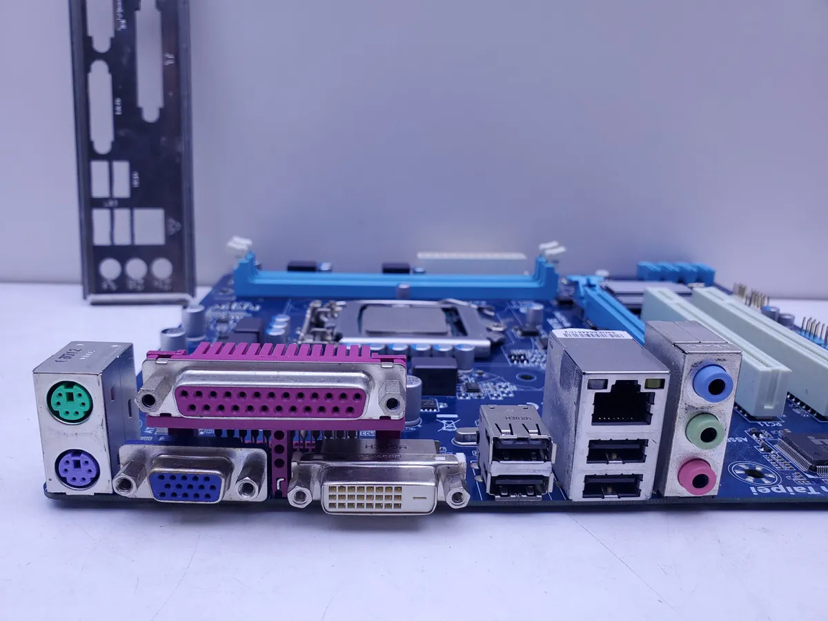 Материнська плата GIGABYTE GA-H61M-S2PV LGA 1155, DDR3, б/в