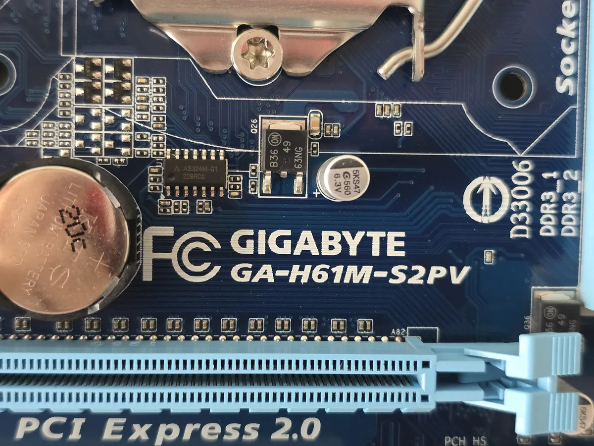 Материнська плата GIGABYTE GA-H61M-S2PV LGA 1155, DDR3, б/в