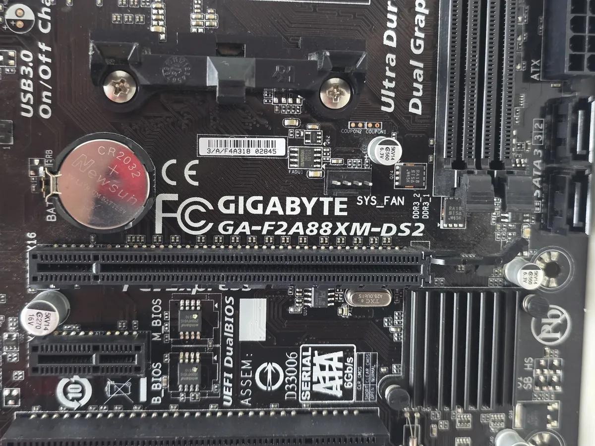 Материнська плата GIGABYTE GA-F2A88XM-DS2 (FM2+, DDR3, б/в)