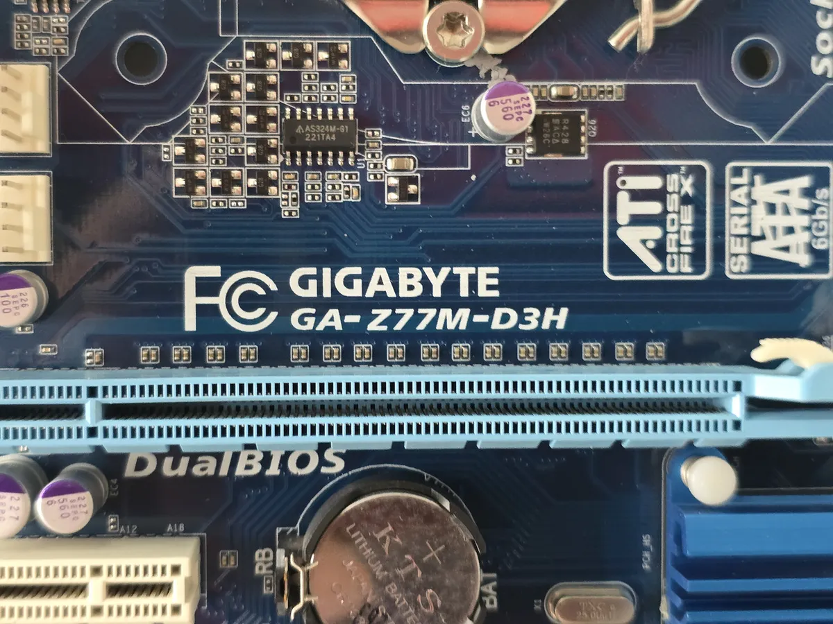 Материнська плата GIGABYTE GA-Z77M-D3H (LGA 1155, DDR3, б/в)