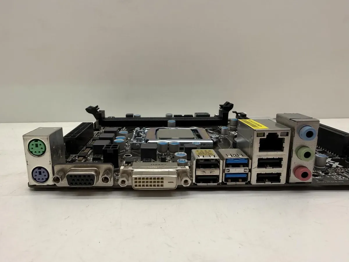 Материнська плата ASRock B75M-DGS (LGA 1155, DDR3, б/в)