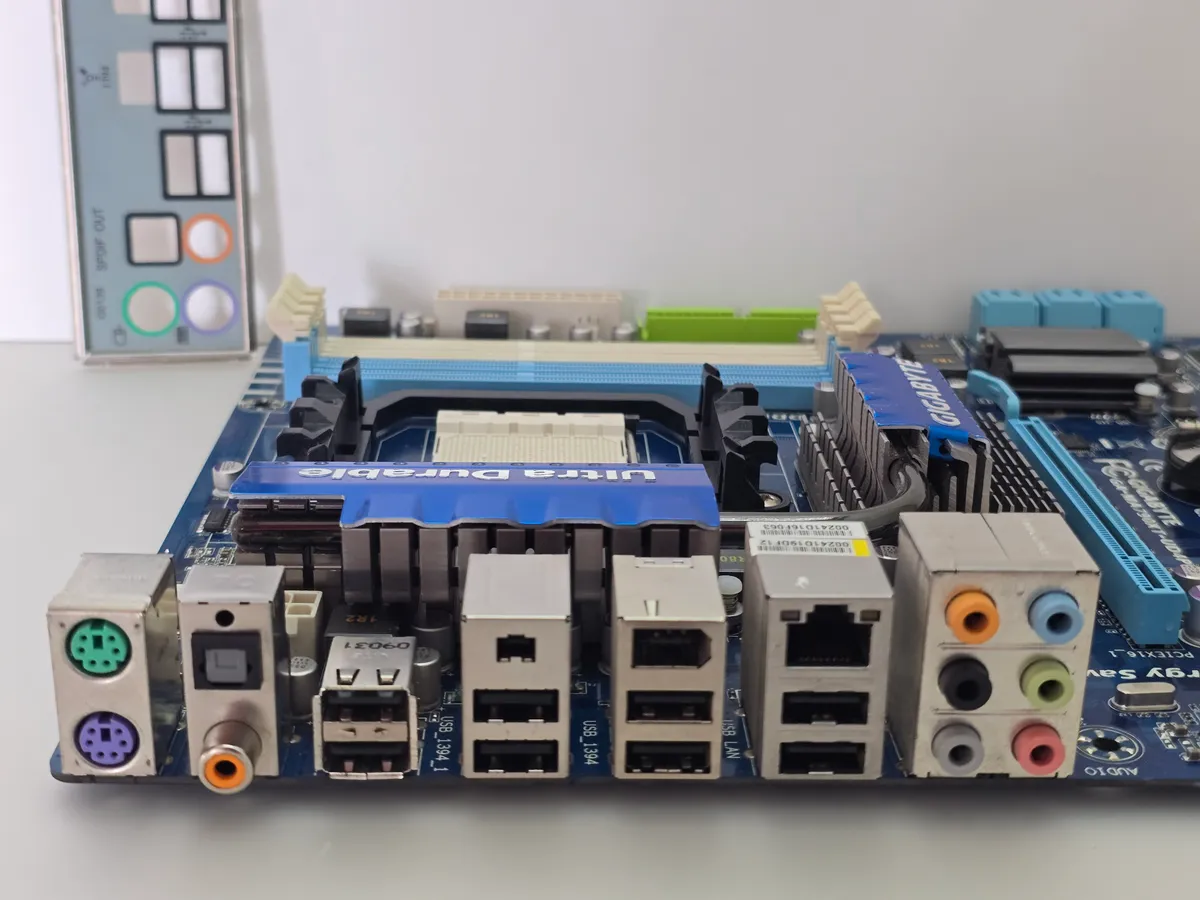 Материнська плата GIGABYTE GA-MA790XT-UD4P (Socket AM3, DDR3, б/у) купити в Україні