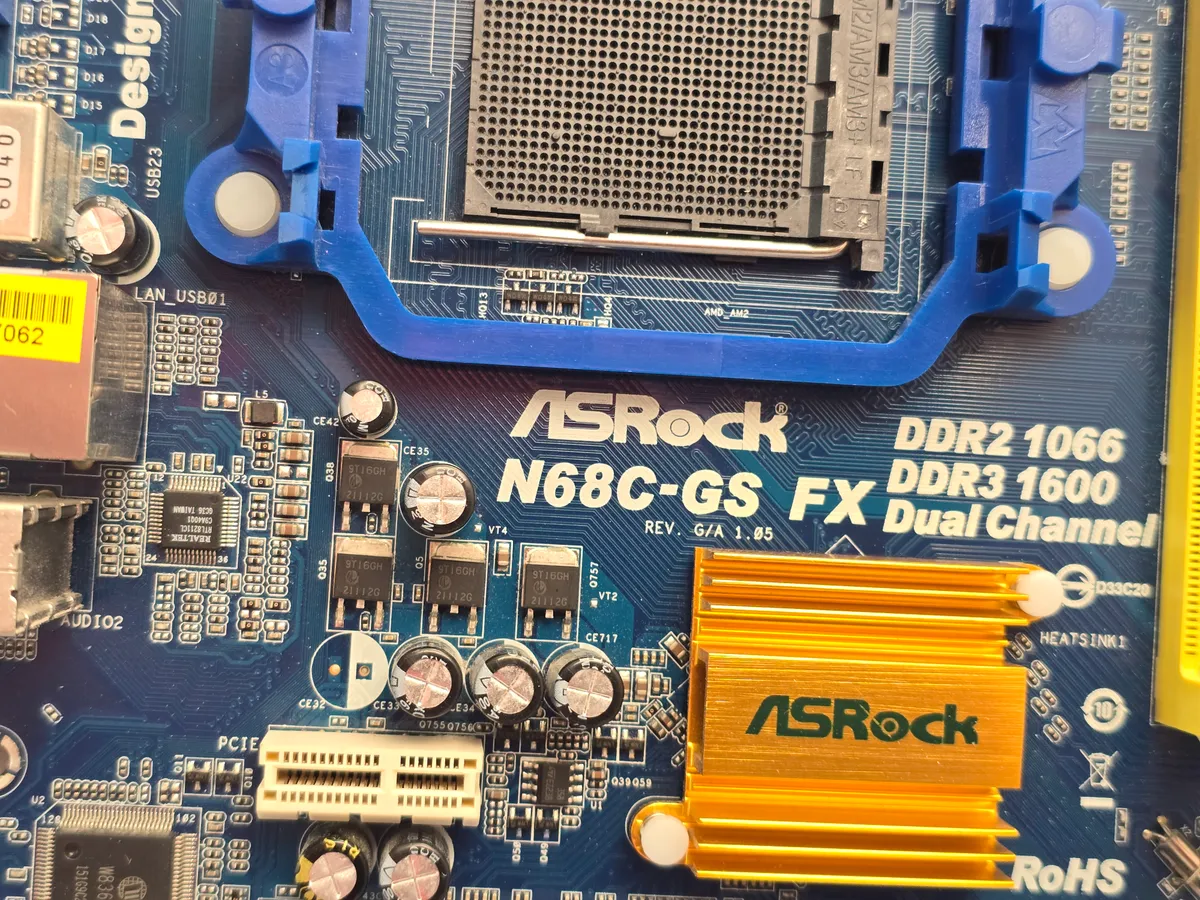 Материнська плата ASRock N68C-GS FX (Socket AM3+, DDR3/DDR2, б/у) купити в Україні