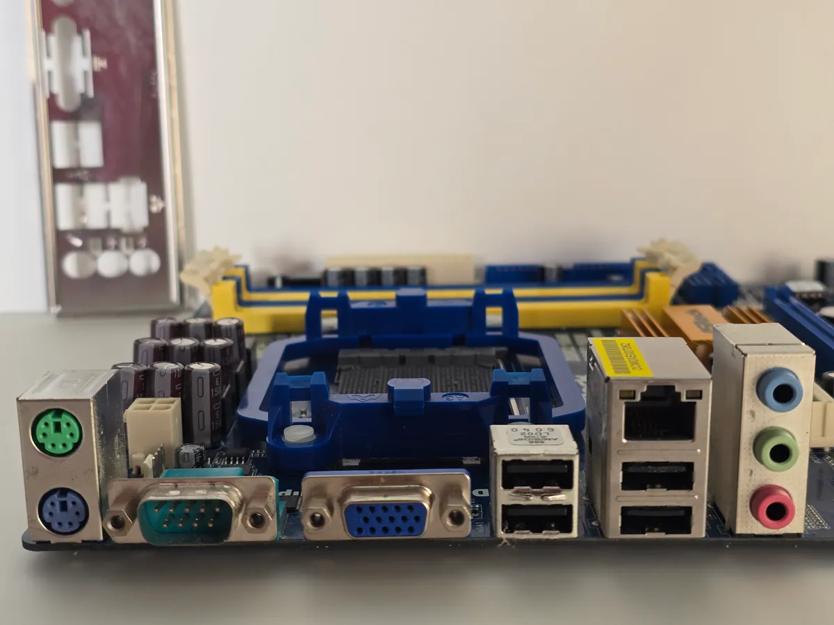 Материнська плата ASRock N68C-GS FX (Socket AM3+, DDR3/DDR2, б/у) купити в Україні