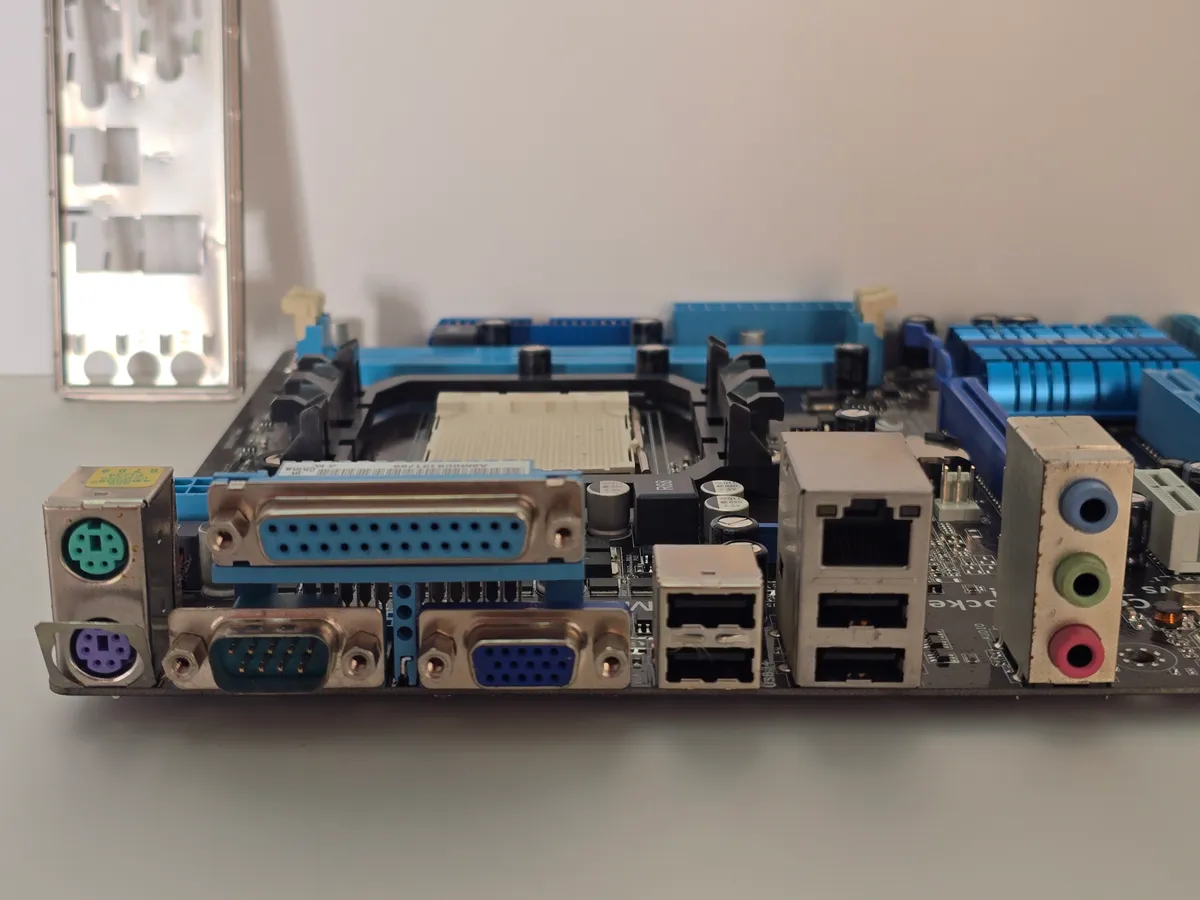 Купити вживану материнську плату ASUS M4N68T-M LE V2 (Socket AM3, DDR3) в Україні