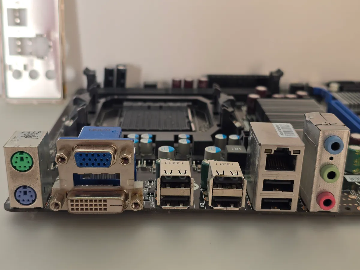 Купити вживану материнську плату MSI 760GM-P23(FX) (Socket AM3+, DDR3, AMD FX) в Україні