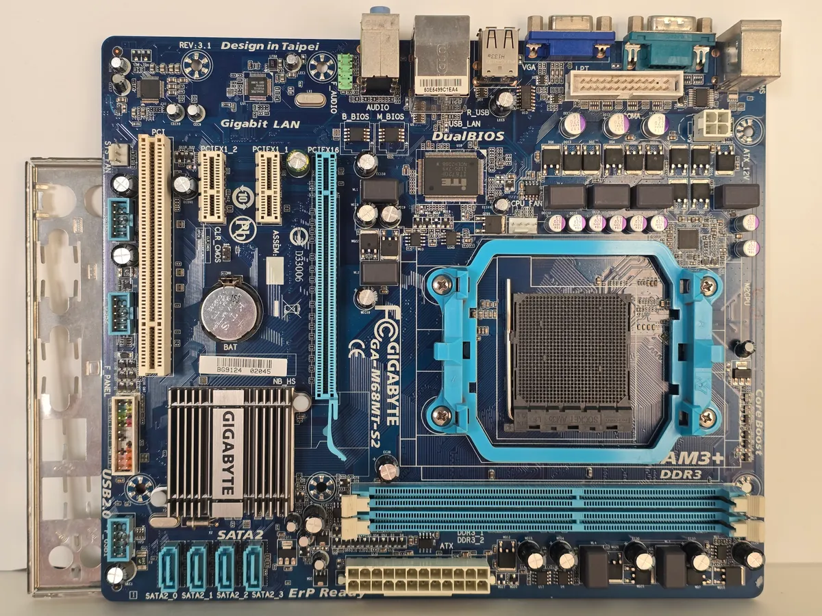 Купити вживану материнську плату Gigabyte GA-M68MT-S2 (AM3+, DDR3)