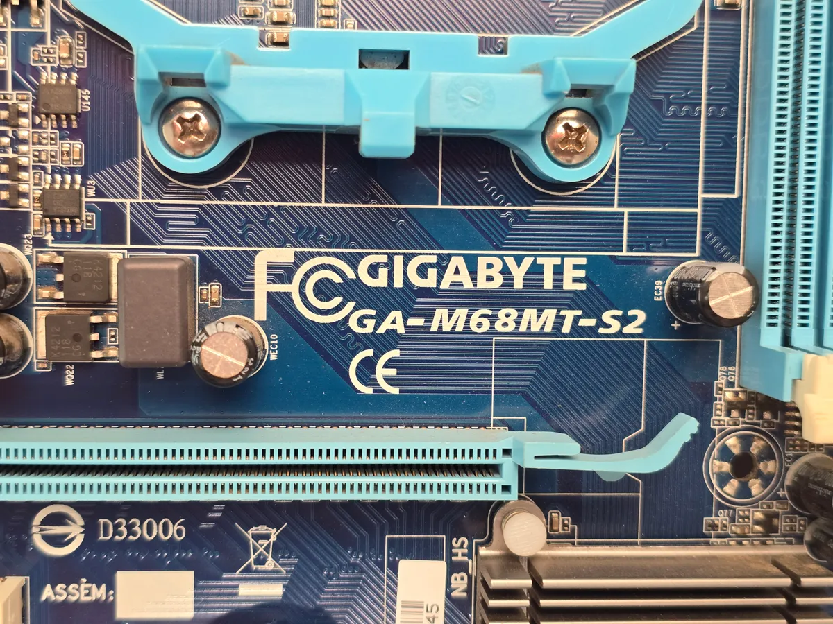 Купити вживану материнську плату Gigabyte GA-M68MT-S2 (AM3+, DDR3)