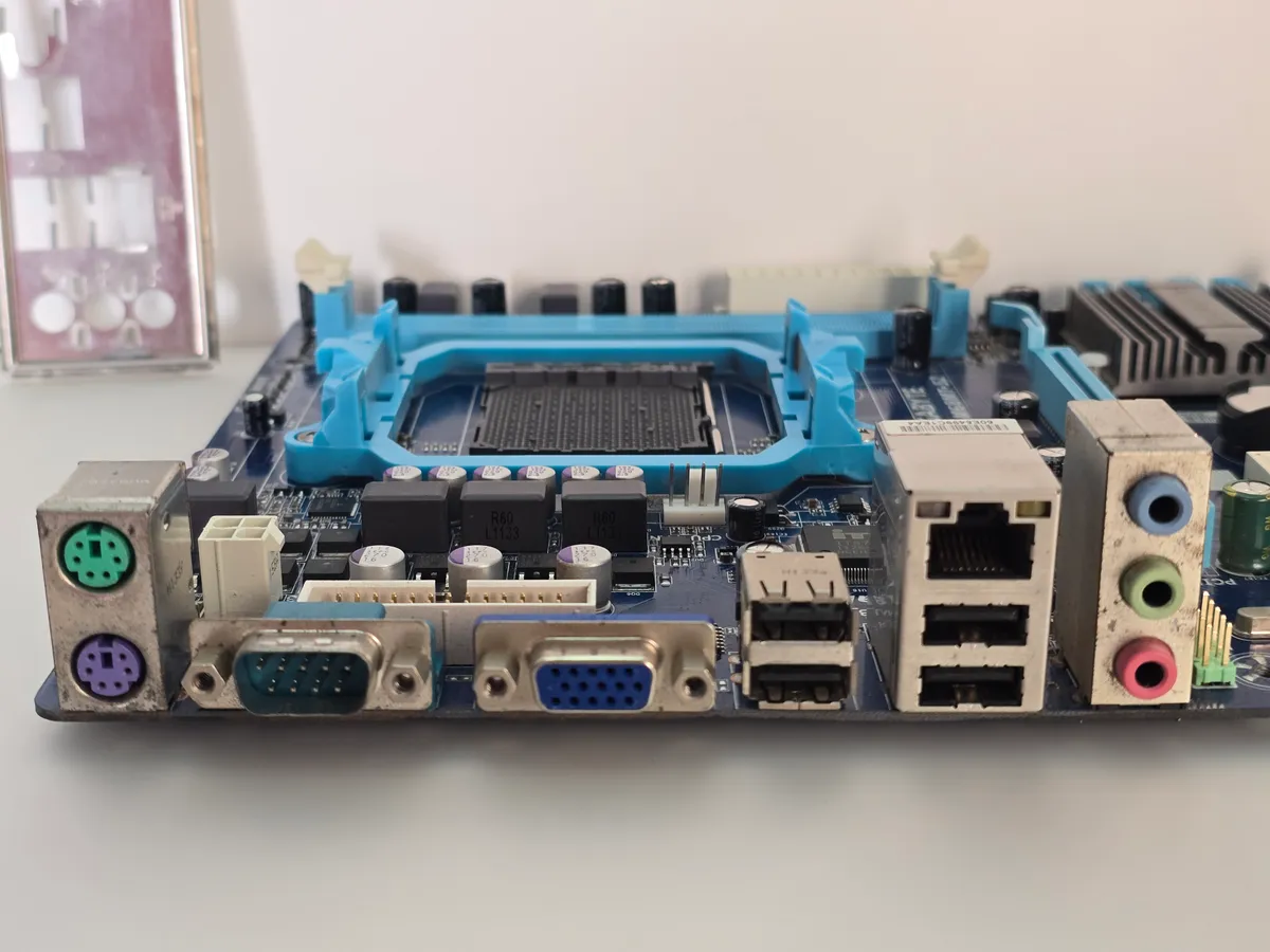 Купити вживану материнську плату Gigabyte GA-M68MT-S2 (AM3+, DDR3)