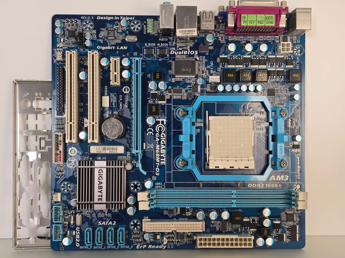 Купити вживану материнську плату Gigabyte GA-M68MT-S2P (AM3, DDR3) з гарантією