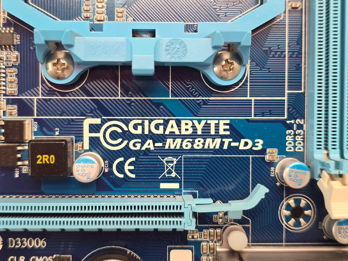 Купити вживану материнську плату Gigabyte GA-M68MT-S2P (AM3, DDR3) з гарантією