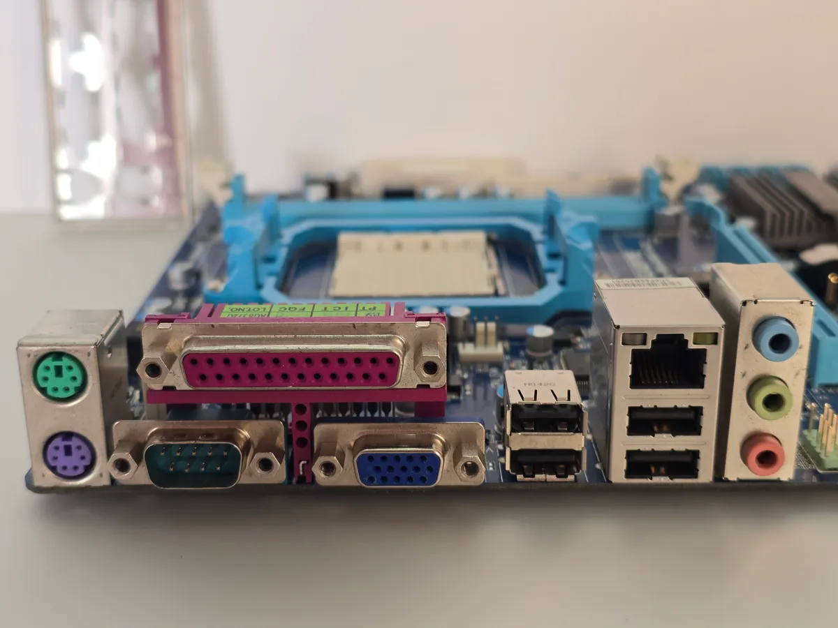 Купити вживану материнську плату Gigabyte GA-M68MT-S2P (AM3, DDR3) з гарантією