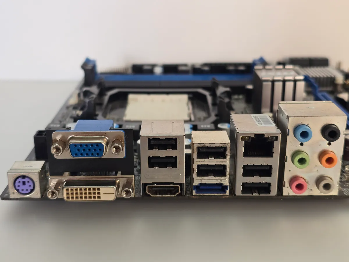 Купити вживану материнську плату MSI 760GM-E51 (AM3, DDR3) з гарантією