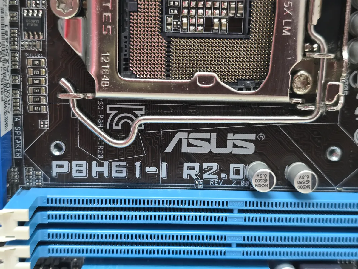 Материнська плата ASUS P8H61-I R2.0 (Socket 1155, DDR3, Mini ITX, б/у) купити в Україні