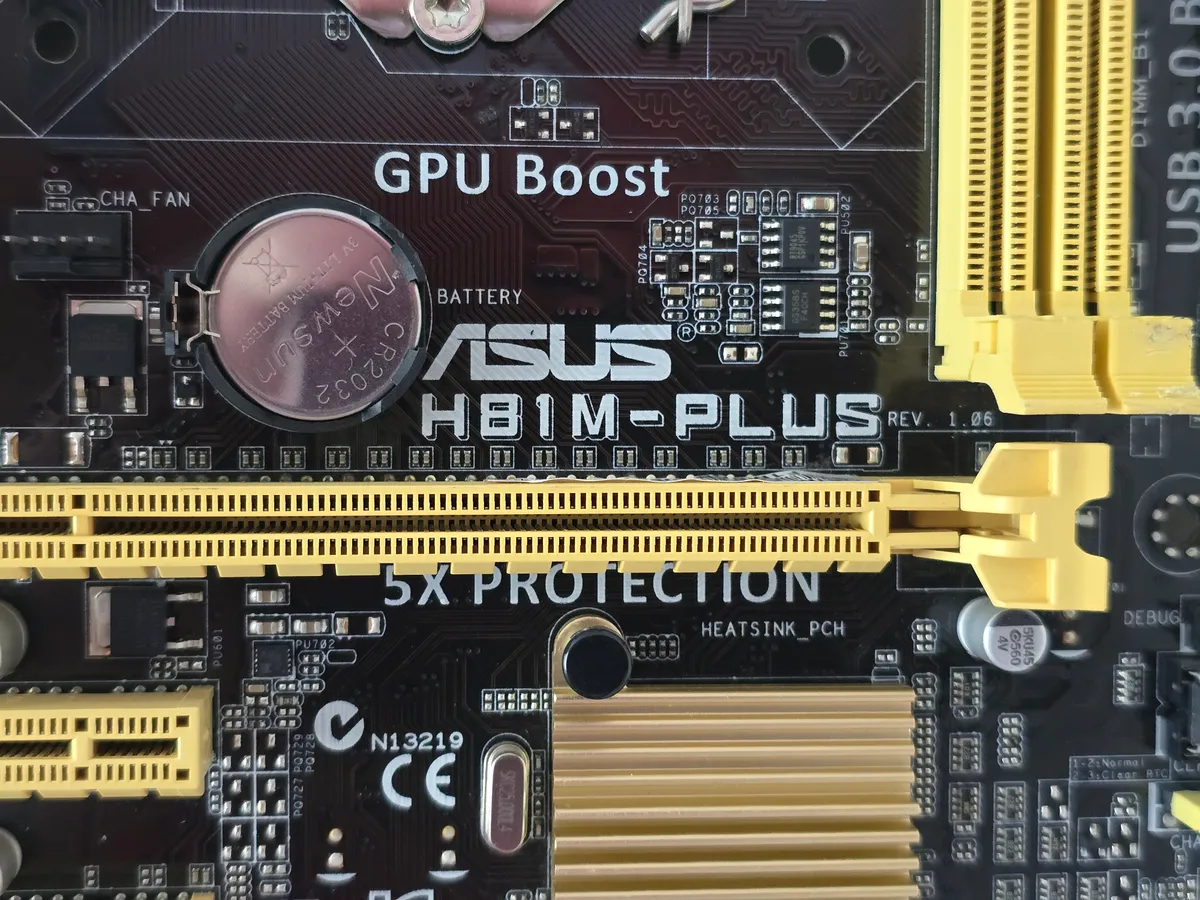 Материнська плата ASUS H81M-PLUS (Socket 1150, HDMI, DDR3, б/у) купити в Україні