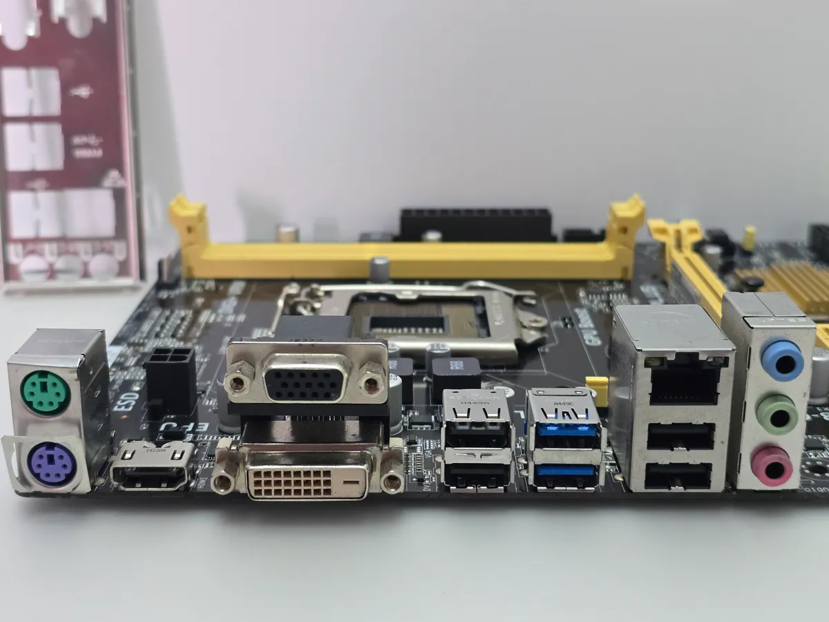 Материнська плата ASUS H81M-PLUS (Socket 1150, HDMI, DDR3, б/у) купити в Україні