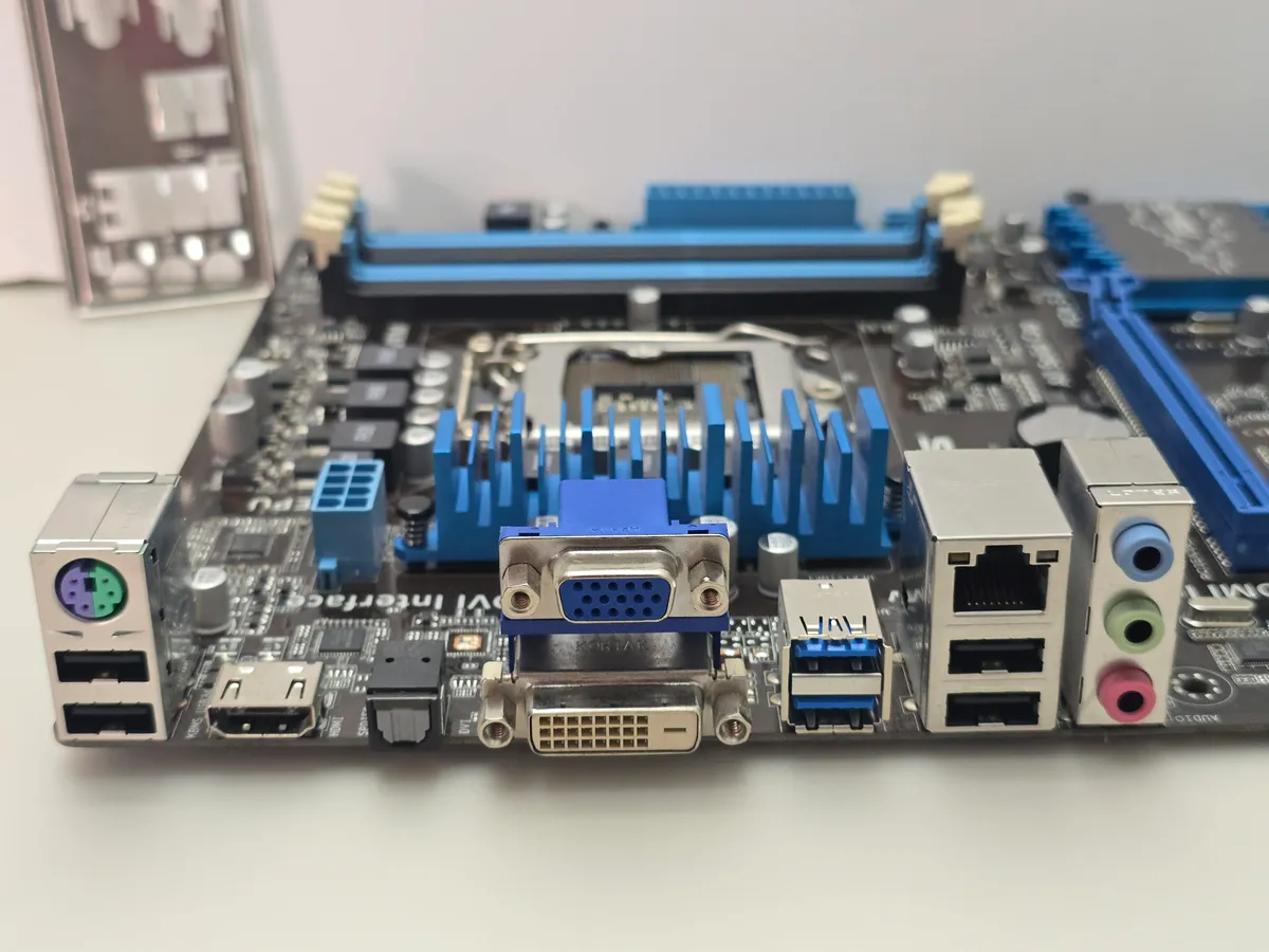Материнська плата ASUS P8H77-V (LGA 1155, DDR3, б/в)