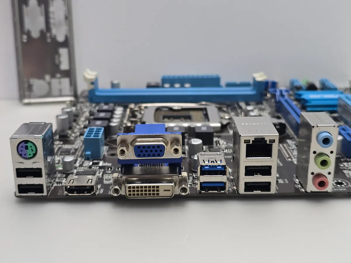 Купити материнську плату ASUS P8H77-M LE Socket 1155 DDR3 USB 3.0 б/в