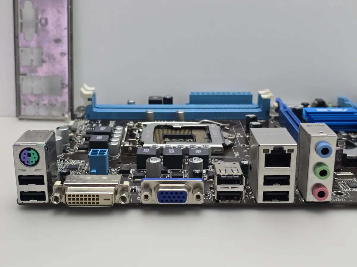 Купити материнську плату ASUS P8H61-MX Socket 1155 DDR3 б/в