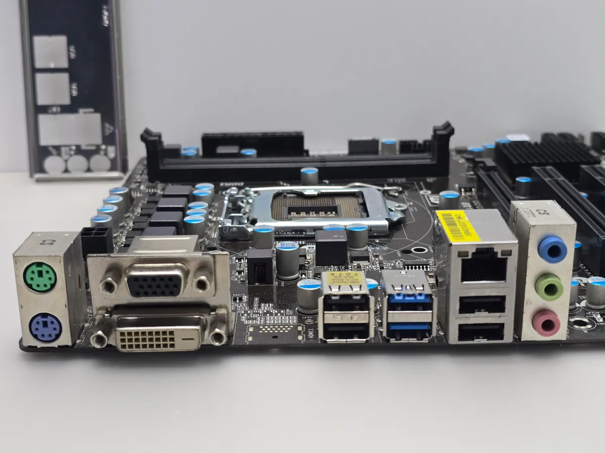 Купити материнську плату ASRock B75M-GL Socket 1155 DDR3 б/в з гарантією