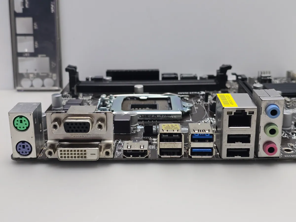 Купити материнську плату ASRock H81M-HDS Socket 1150 HDMI DDR3 б/в