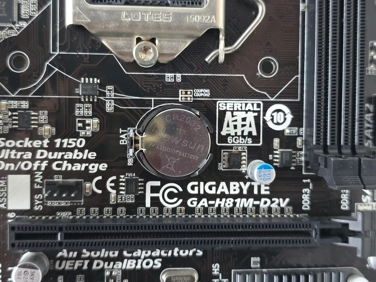 Материнська плата Gigabyte GA-H81M-D2V (LGA 1150, DDR3, б/в)