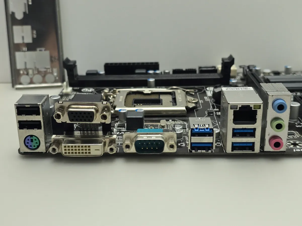 Материнська плата Gigabyte GA-H81M-D2V (LGA 1150, DDR3, б/в)