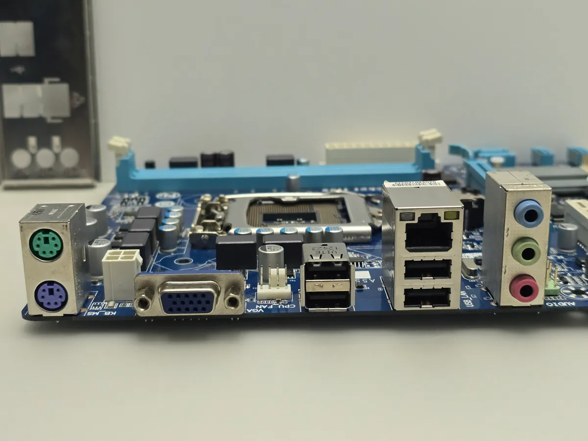 Купити материнську плату GIGABYTE GA-H61M-S1 Socket 1155 DDR3 б/у з гарантією