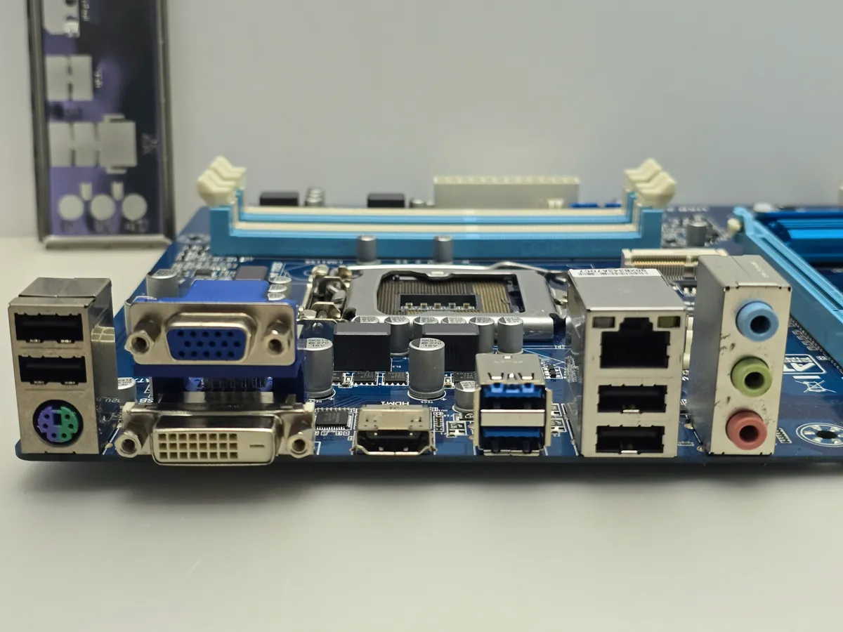 Материнська плата GIGABYTE GA-Z77M-DS3H (LGA 1155, DDR3, б/в)