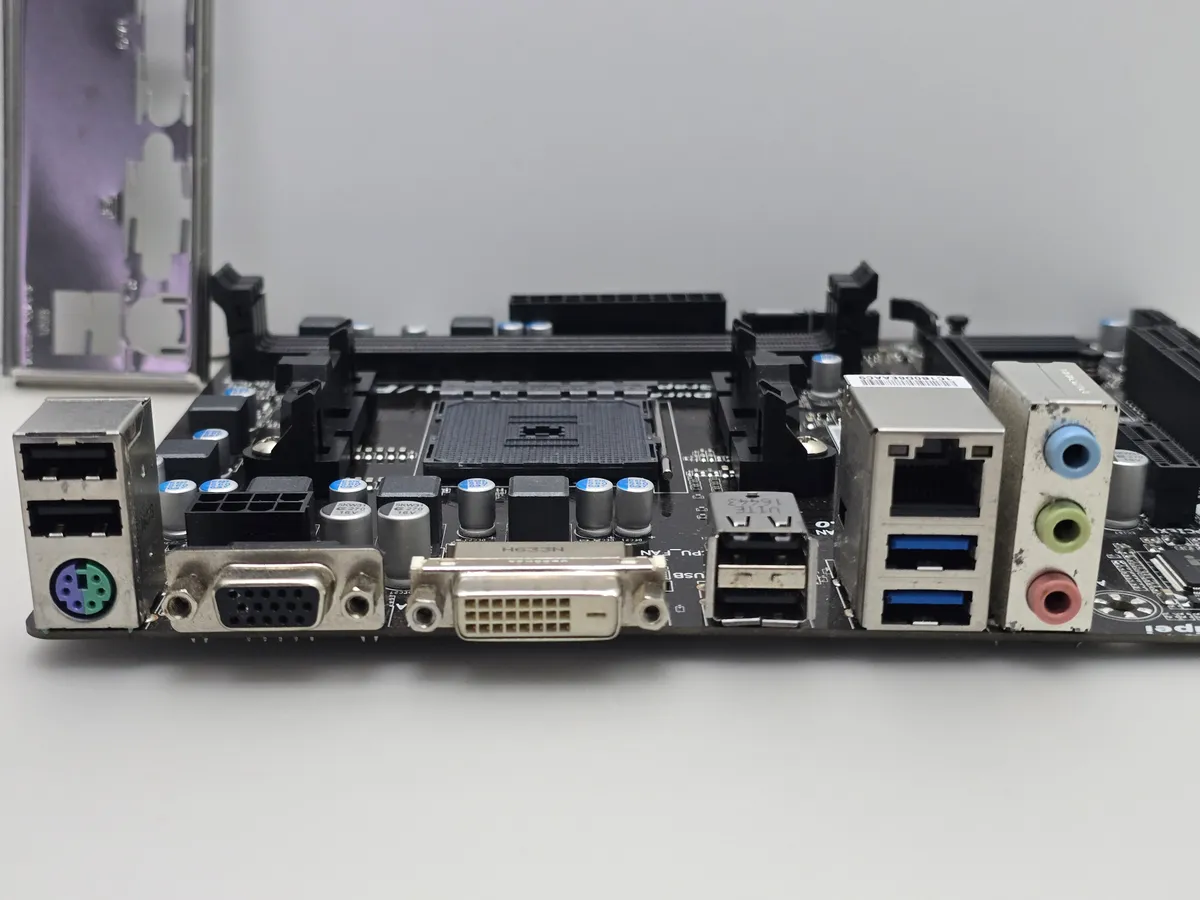 Купити материнську плату GIGABYTE GA-F2A78M-DS2 (FM2+, DDR3, б/у) в Україні