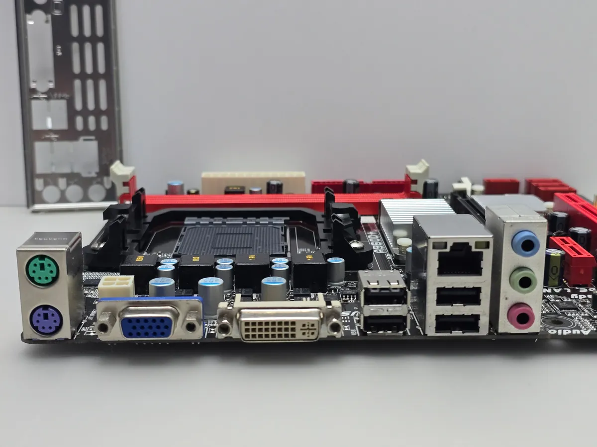 Купити материнську плату BIOSTAR A960D+ (AM3+, DDR3, AMD FX, б/у) в Україні