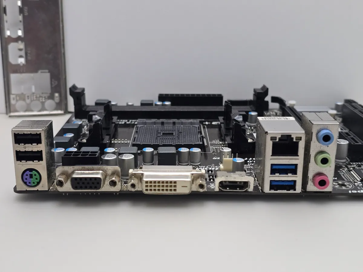 Материнська плата Gigabyte GA-F2A78M-HD2 | Гарантія якості від KOMPi