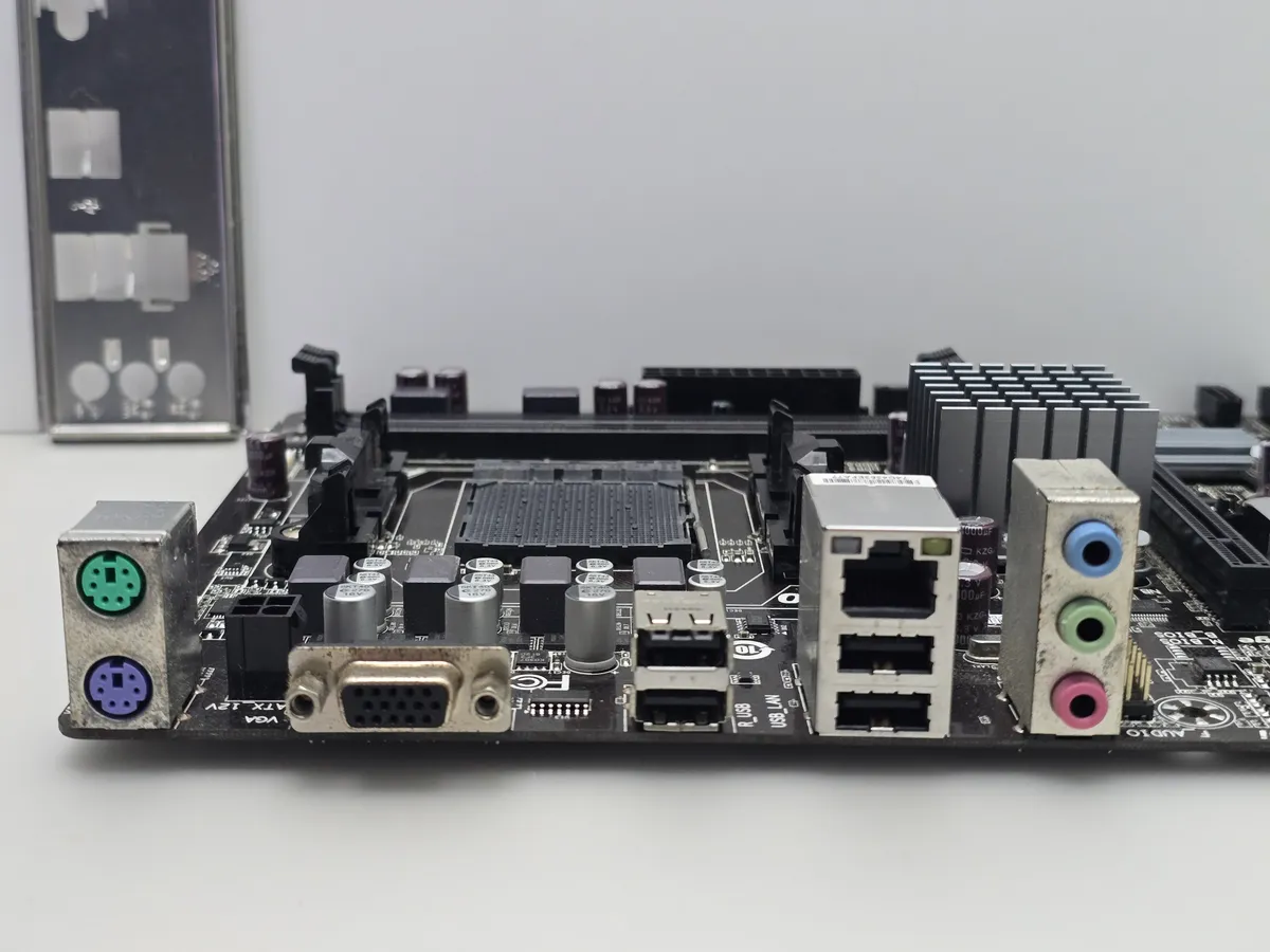 Купити материнську плату Gigabyte GA-78LMT-S (AM3+, DDR3, б/у) в Україні