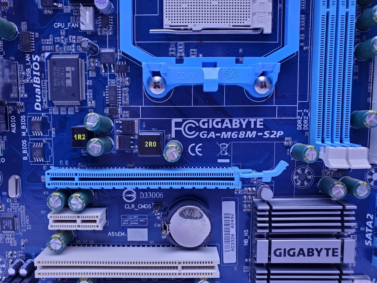 Купити материнську плату Gigabyte GA-MA68M-S2P (AM2+, DDR2, б/у) в Україні