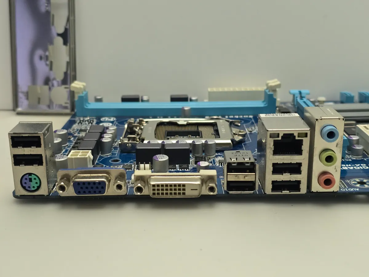 Материнська плата Gigabyte GA-H61M-DS2V | Гарантія якості від KOMPi