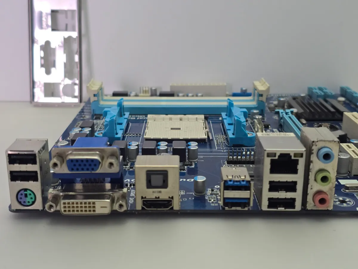 Материнська плата Gigabyte GA-F2A85XM-D3H | Гарантія якості від KOMPi