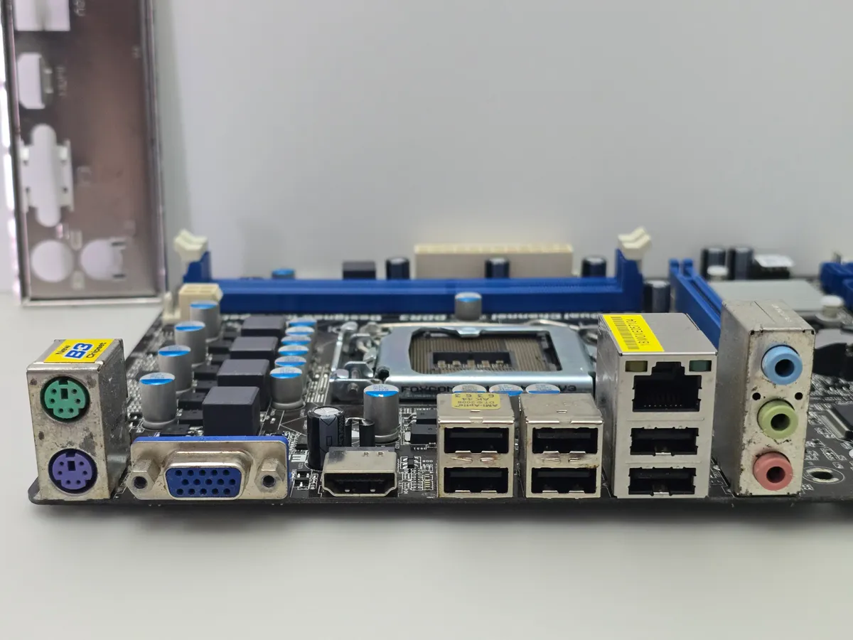 Материнська плата ASRock H61M-HVS Socket 1155 | Гарантія якості від KOMPi