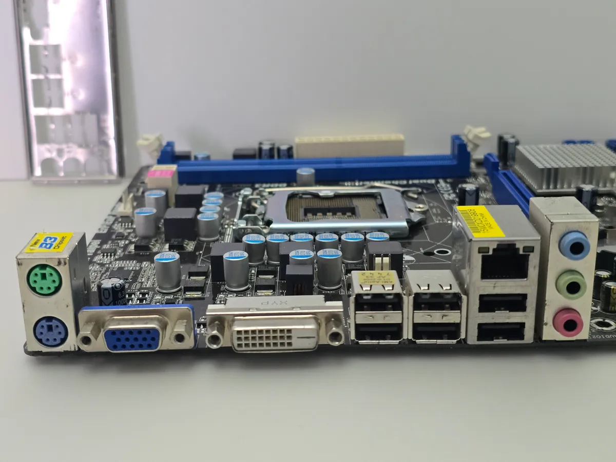 Материнська плата ASRock H61M-S Socket 1155 | Гарантія якості від KOMPi